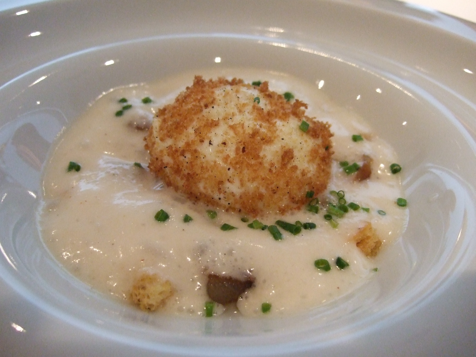 Huevo frito con emulsión de tocino a la brasa - Arrop Ricard Camarena